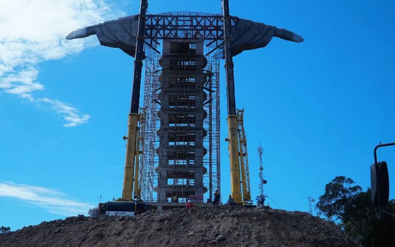 A obra não conta com a aplicação de recursos públicos municipais, apenas com a colaboração espontânea da comunidade por meio de doações. A estrutura é feita de concreto e ferro e tem um orçamento de R$ 2 milhões. – Foto: Reprodução/Konce Agência/Divulgação/ND