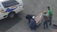 Motoqueiro e um pedestre ajudaram funcion&aacute;rios da funer&aacute;ria a levantar o caix&atilde;o – Foto: Reprodu&ccedil;&atilde;o/ R7