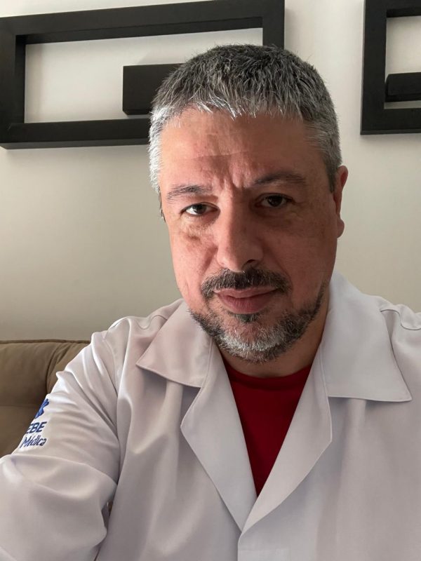 O infectologista Ricardo Freitas trabalha em dois hospitais privados em Brusque – Foto: Arquivo pessoal/Divulga&ccedil;&atilde;o/ND