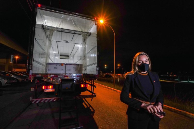 Governadora em exerc&iacute;cio de SC acompanha a chegada de 229,2 mil doses de vacina em Florian&oacute;polis – Foto: Ricardo Wolffenb&uuml;ttel/Secom/Divulga&ccedil;&atilde;o