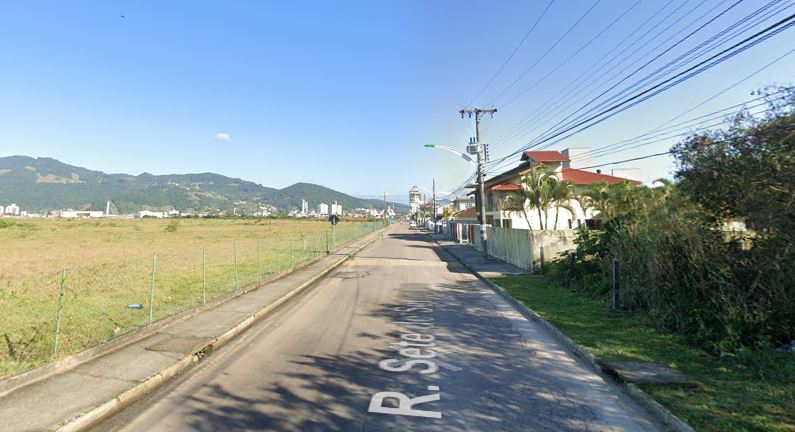 Troca de tiros no Centro de Biguaçu deixou um morto na madrugada deste sábado (24) – Foto: Reprodução/Google Street View/ND