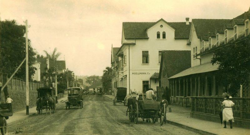 Nos anos 1920, a rua XV de Novembro sofreu fortes influências com a chegada de novos imigrantes que implantam mais indústrias na região. A pavimentação com paralelepípedos chegou entre 1926 e 1929, numa extensão de 1.590 metros e em nada lembrava mais a picada aberta pelos colonos. A rua de terra, que se transformava em lamaçal com a chuva, foi substituída por calçamento, que teve duração de 70 anos, até o início do projeto de reurbanização dos anos 2000. – Fonte e foto: Fundação Cultural de Blumenau / Arquivo Histórico José Ferreira da Silva