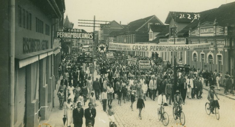 A rua XV de Novembro foi o palco de momentos históricos, como o protesto dos integralistas, Movimento Blumenau Unido, desfiles de Carnaval, das misses Vera Fischer e Ingrid Budag, dos desfiles anuais de aniversário da cidade. Também fazem parte da história da via os desfiles da Oktoberfest, que iniciaram em 1984, a recepção de personalidades como Helmuth Kohl, Getúlio Vargas, Ernesto Geisel e Castelo Branco, que desfilaram e discursaram na importante rua do Centro. Na imagem de 1934, o Movimento Blumenau Unido mobilizou os moradores da cidade em protesto contra o interventor estadual Coronel Aristiliano Ramos, devido a criação do decreto que desmembrava os distritos de Blumenau, criando os municípios de Indaial, Gaspar, Timbó e Dalbérgia (Ibirama). Com esta legislação, o território blumenauense foi violentamente reduzido. Na imagem, o Movimento Blumenau Unido em protesto na Rua XV. – Fonte e foto: Fundação Cultural de Blumenau / Arquivo Histórico José Ferreira da Silva