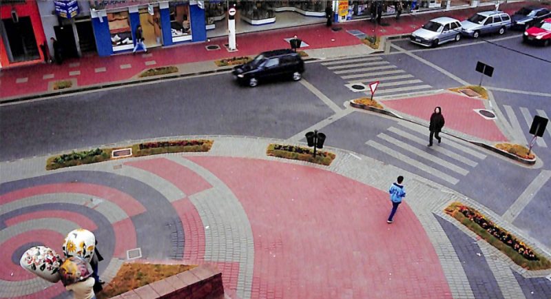 No novo cenário paisagístico da Rua XV de Novembro a configuração do piso ficou definida nas cores assim identificadas: cor do passeio – vermelho com detalhes em cinza claro; meio fio e linhas de bordo – cinza claro; e cor da pista e baias – cinza chumbo. – Fonte e foto: Fundação Cultural de Blumenau / Arquivo Histórico José Ferreira da Silva