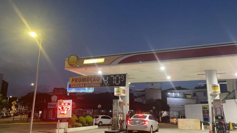O Procon de Joinville chegou a fazer uma pesquisa no dia 5 de março e apontou que o preço do litro da gasolina comum variava entre R$ 4,889 e R$ 5,199 naquele período. Porém, o combustível teve mais uma queda. Neste posto do centro de Joinville, a gasolina aditivada estava sendo comercializada a R$ 4,70 nesta quarta-feira, dia 7/4 – Foto: Nathan da Maia Rebello/Divulgação ND