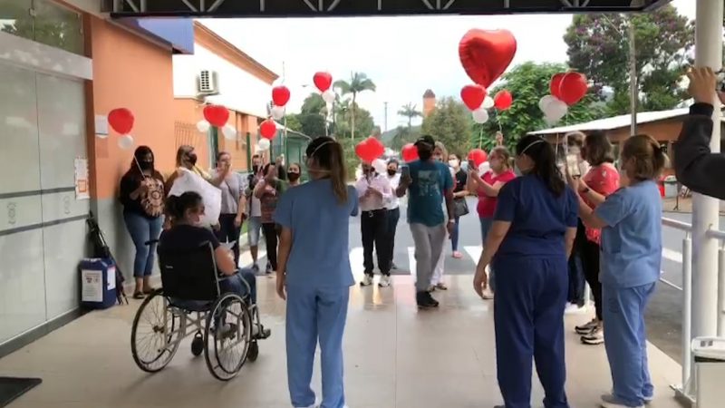 paciente recebe alta no hospital