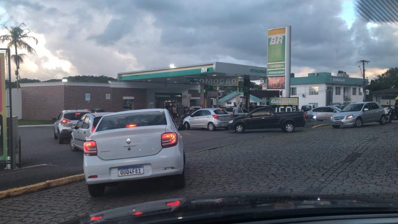 No fim de março, os preços do litro da gasolina e do óleo diesel ficaram R$ R$ 0,11 mais baratos nas refinarias da Petrobras. Com isso, o litro da gasolina passou a ser vendido a R$ 2,59 para as distribuidoras (queda de 4,1%). Já o óleo diesel passou a ser comercializado nas refinarias pelo valor de R$ 2,75 por litro (queda de 3,8% no preço anterior). – Foto: Ricardo Alves/NDTV