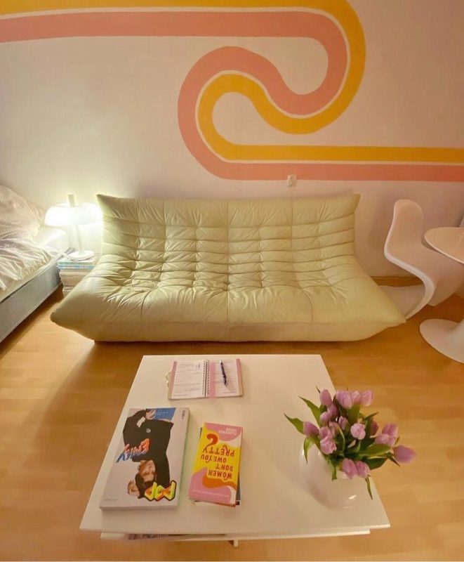 Sala com novo tipo decoração que está em alta na pandemia
