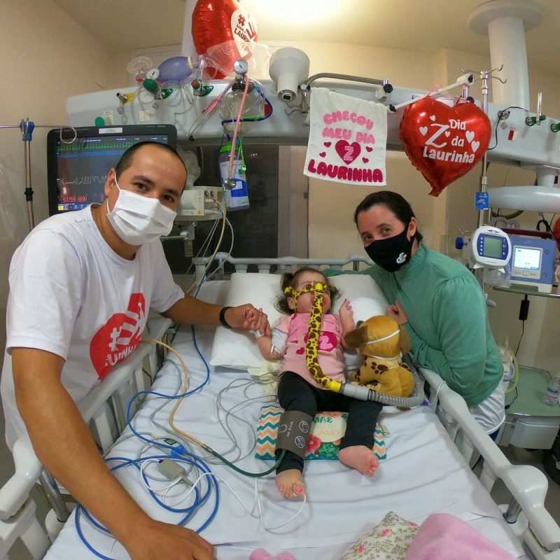 Pai e m&atilde;e da Laurinha acompanham a filha em S&atilde;o Paulo para aplica&ccedil;&atilde;o do medicamento – Foto: Reprodu&ccedil;&atilde;o Instagram