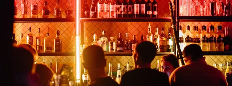 Saudade do bar? Site oferece sons para simular ambiente em casa - Alexander Popov on Unsplash