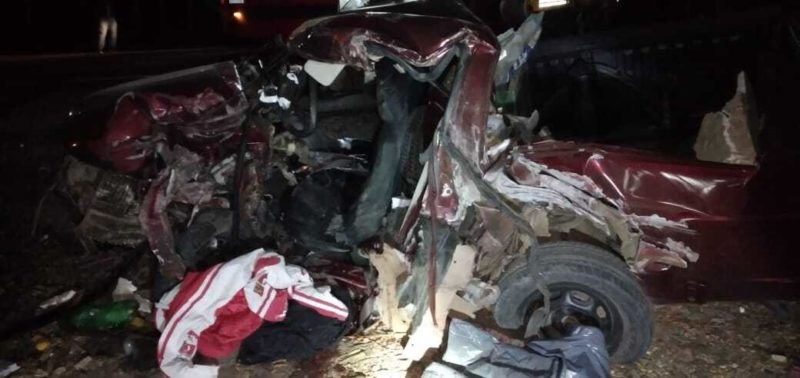 Duas pessoas estavam neste carro e morreram no local – Foto: Bombeiros/ND
