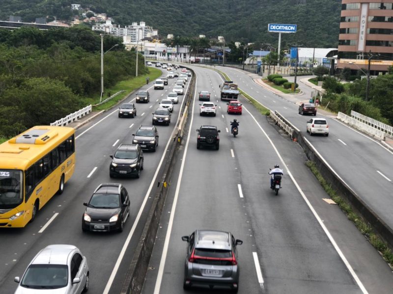 Colisão envolveu três veículos e forma filas