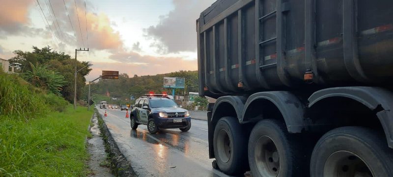 Caminhão apresentou falha mecânica perto das 7h – Foto: GMF/Divulgação/ND