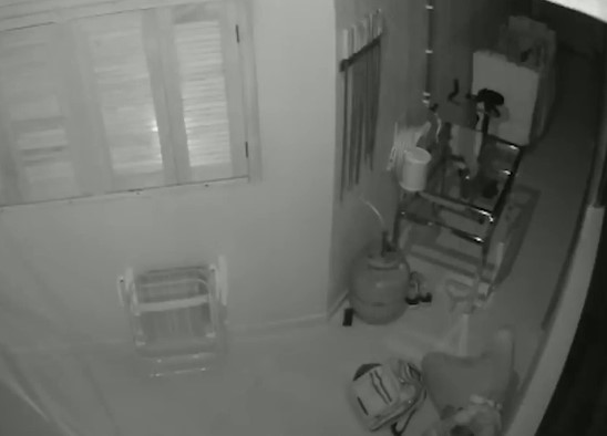 Suspeito deita no ch&atilde;o e tira um cochilo. – Foto: Reprodu&ccedil;&atilde;o/Arquivo Pessoal