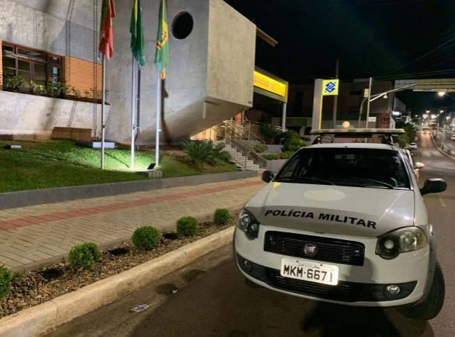 Polícia Militar isolou o local. – Foto: Marcos de Lima/Portal Peperi/Reprodução/ND