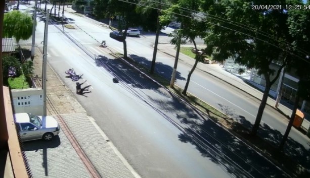 Piloto foi arrastado junto com a moto, dá cambalhotas e para em pé