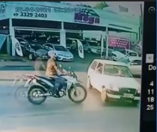 Acidente ocorreu por volta das 18h30 desta quarta-feira (28). – Foto: Central das Capas Chapecó/Reprodução