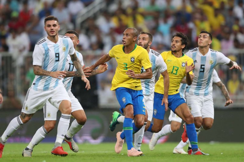 Seleção Brasileira jogando contra a Argentina