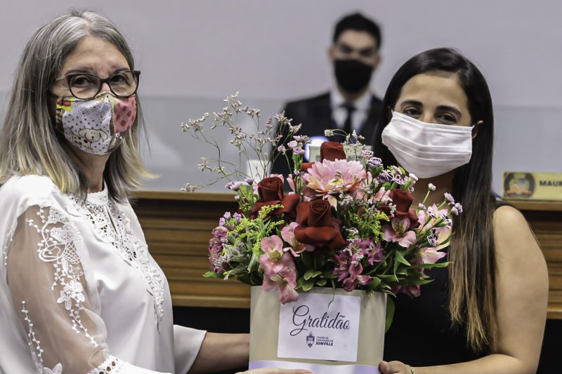 Aline e Alexandre representaram os profissionais de saúde na sessão – Foto: Mauro Artur Schlieck/ND