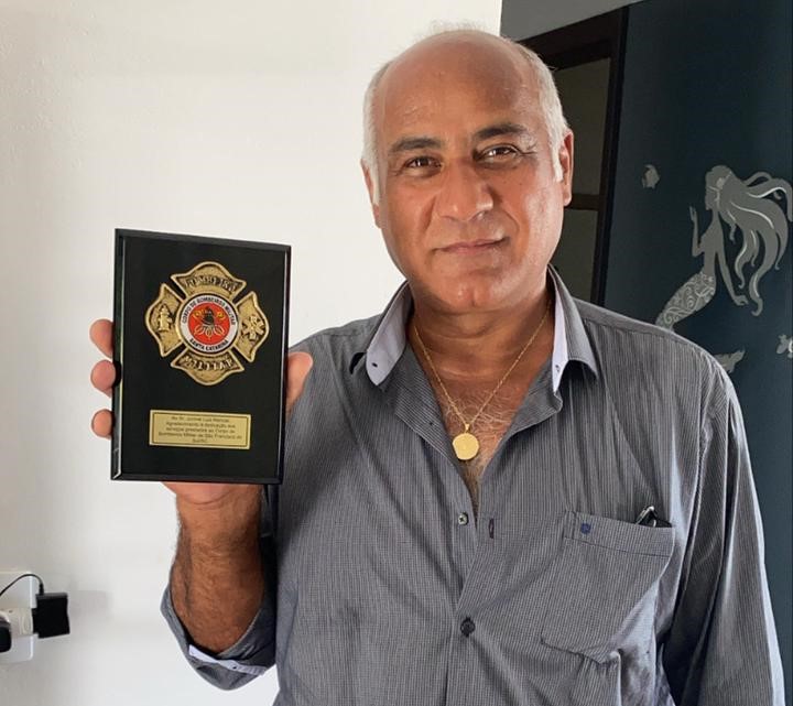 Seu Nei recebeu uma placa em agradecimento ao seu trabalho – Foto: Arquivo pessoal/ND