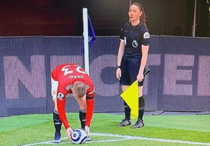 Sian Massey-Ellis foi censurada pela tev&ecirc; iraniana em jogo da Premier League – Foto: Reprodu&ccedil;&atilde;o