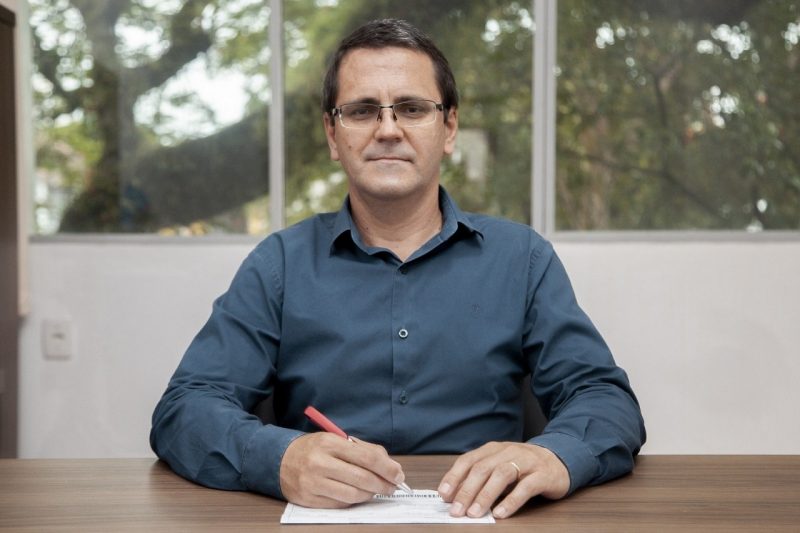 O secretário de Administração e Finanças, Silvio César da Silva, assumirá interinamente o cargo de secretário de Educação. – Foto: Divulgação Prefeitura de Indaial