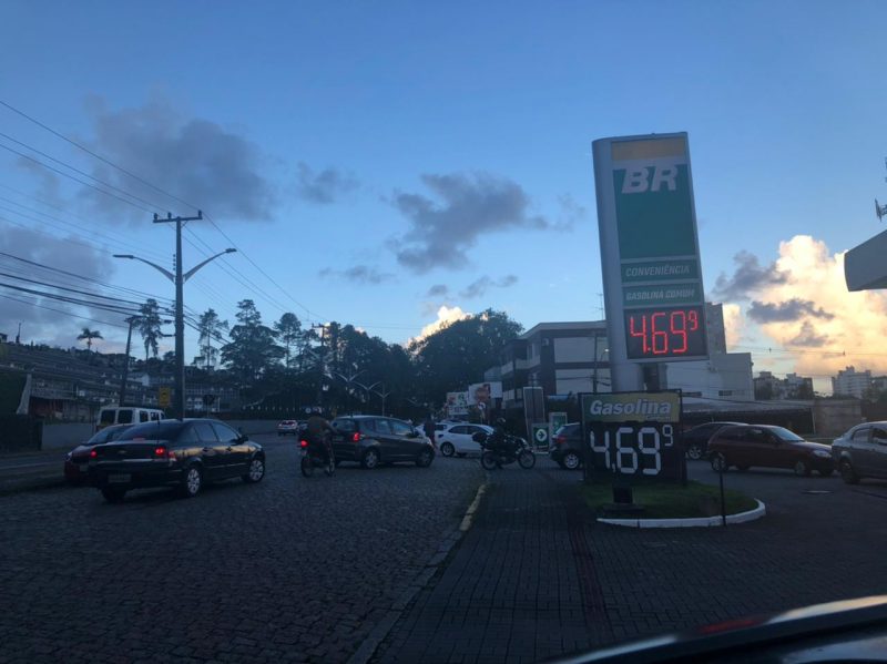 Neste posto de gasolina que fica no bairro Anita Garibaldi, era possível encontrar a gasolina a R$ 4,69 nesta quarta-feira, dia 7/4 – Foto: Ricardo Alves/NDTV