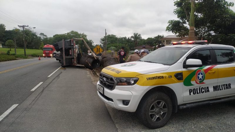 Caminhão está em situação regular . Polícia Militar Rodoviária foi para o local organizar o trânsito, que ficou em meia pista – Foto: Maikon Costa/NDTV