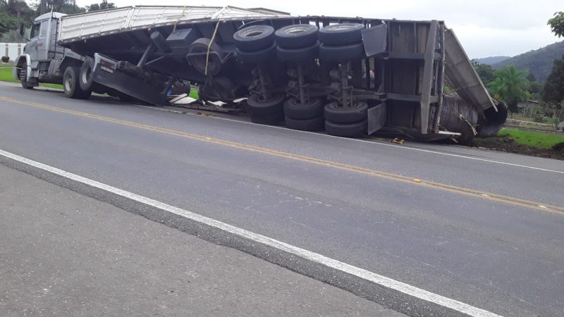 Atenção motoristas que transitarem pelo local na tarde desta segunda-feira. Por volta das 15h10, a pista já estava liberada, mas o trânsito continuava lento- Foto: Divulgação ND