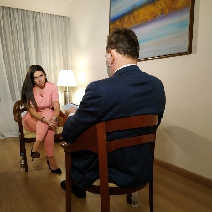 Roberto Cabrini entrevista Cybelle Herm&iacute;nio, a terceira e &uacute;ltima mulher de Tom Veiga. Foto – Divulga&ccedil;&atilde;o/Record TV
