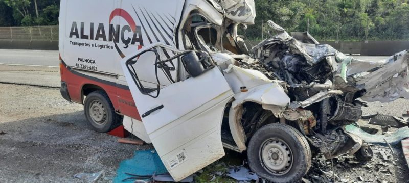 Motorista do furgão, um jovem de 25 anos, morreu no local – Foto: Polícia Rodoviária Federal/Divulgação ND