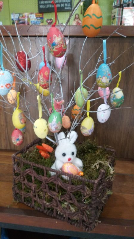Jaqueline, moradora da Avenida Getúlio Vargas, em Joinville, uniu a cesta e a Osterbaum em uma só decoração. Ficou lindo né?. – Foto: Jaqueline Freitas de Oliveira/Divulgação ND