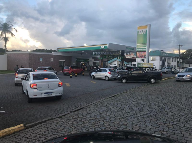 A queda no preço dos combustíveis nas bombas provocou filas em Joinville nesta quarta-feira (7) – Foto: Ricardo Alves/NDTV