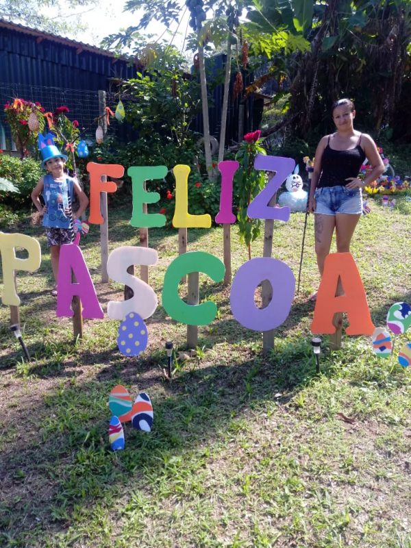 Giane, que mora no bairro Majorca, em São Francisco do Sul, inovou na decoração esse ano e enfeitou o jardim de casa.- Foto: Arquivo pessoal/Divulgação ND
