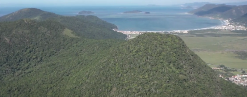 Formato do morro da praia do Matadeiro, em Florianópolis, lembra vulcão &#8211; Foto: Reprodução/NDTV RecordTV