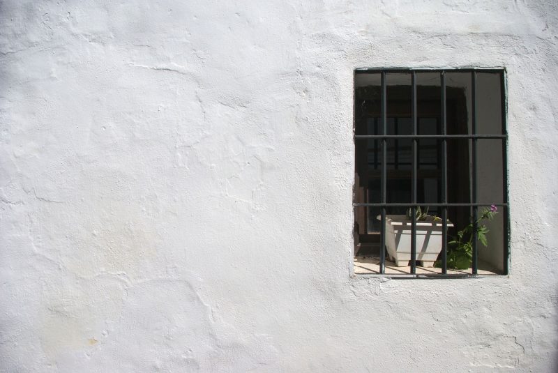 Pessoa trancada no banheiro – Foto: Pixabay