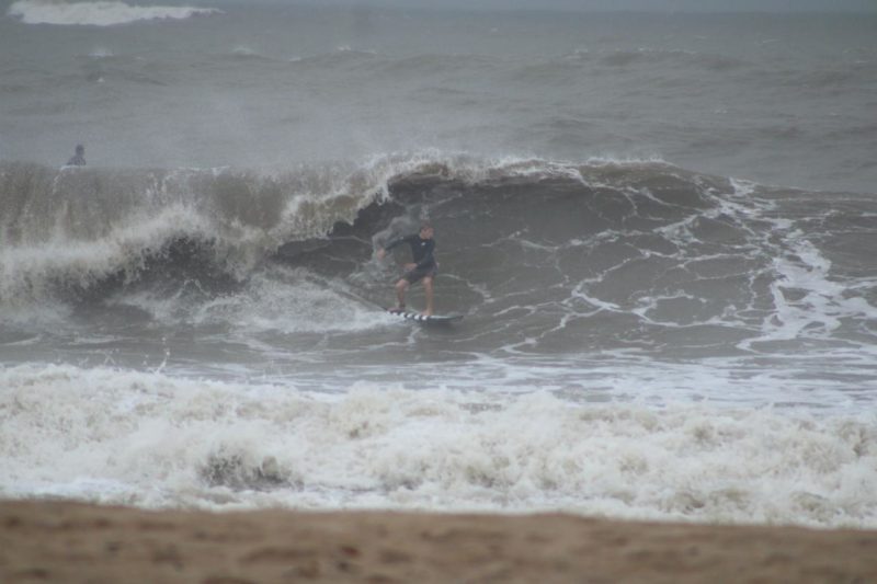 O risco de ressaca é alto durante a passagem da tempestade Potira – Foto: Gabriely Silva