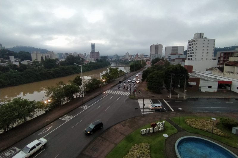 A quinta-feira deve ser de tempo instável com muitas nuvens em Blumenau – Foto: Vinícius Bretzke/NDTV Blumenau