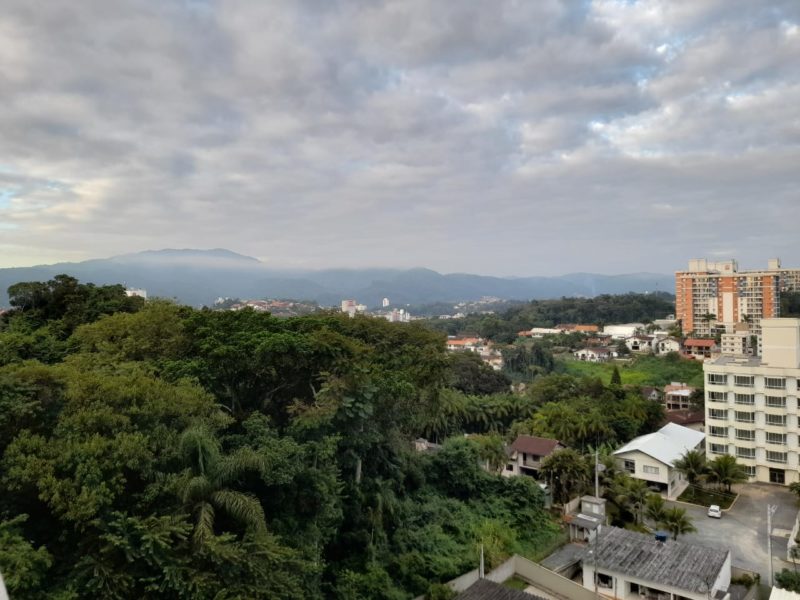 O dia começa com nebulosidade em Blumenau e há possibilidade de pancadas de chuva – Foto: Aline Camargo/ND