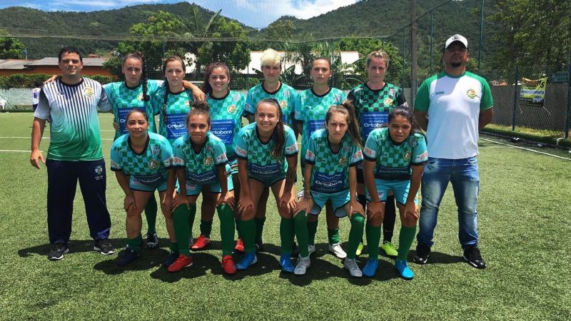 Meninas perfiladas do Sport Club Leões da Ilha. – Foto: Finta Comunicação/divulgação