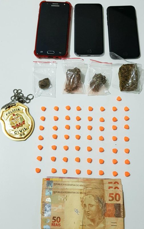 Suspeito fazia entrega em domic&iacute;lio de drogas na regi&atilde;o de Barra Velha – Foto: Pol&iacute;cia Civil/Divulga&ccedil;&atilde;o