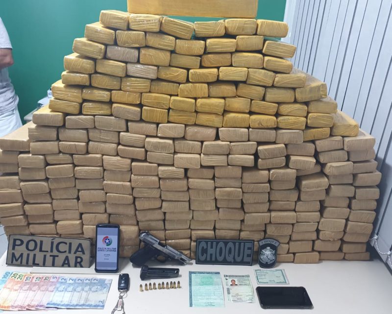 Pol&iacute;cia apreendeu 210 kg de maconha ap&oacute;s persegui&ccedil;&atilde;o na BR-101 na noite desta segunda (26) – Foto: Divulga&ccedil;&atilde;o/PMSC