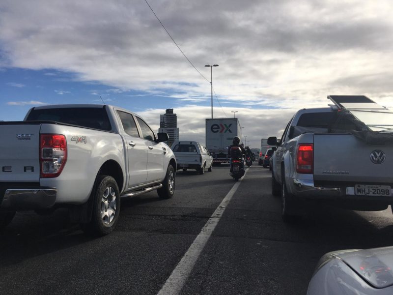 O motivo das filas &eacute; a implanta&ccedil;&atilde;o da terceira faixa na regi&atilde;o – Foto: Diogo de Souza/ND