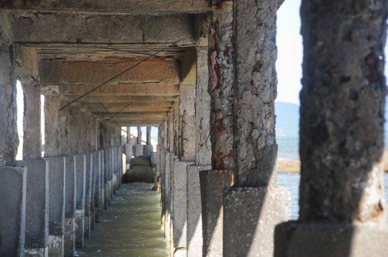 Trapiche da Praia da Saudade, em Coqueiros, est&aacute; com a estrutura comprometida e interditada h&aacute; anos – Foto: Leo Munhoz/ND