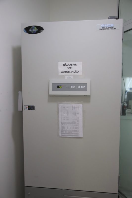 Ultrafreezer cedido pela UFSC para armazenar doses da vacina da Pfizer – Foto: Jonatan Santos/TV UFSC/ND