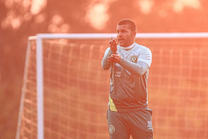 Umberto Louzer de saída da Chapecoense – Foto: Márcio Cunha/ACF
