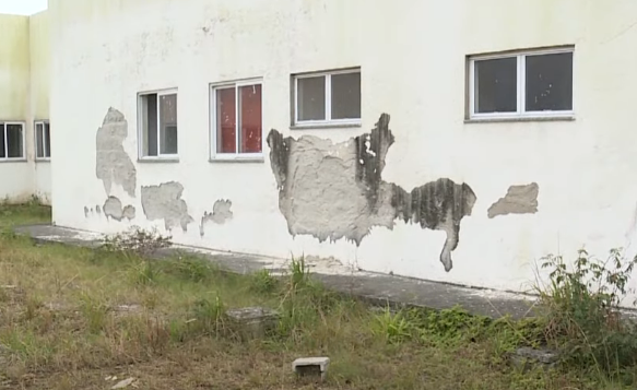 Construtora abandonou a obra da UPA Sul e, at&eacute; ser retomatada, o pr&eacute;dio se deteriorou – Foto: Reprodu&ccedil;&atilde;o/NDTV RecordTV