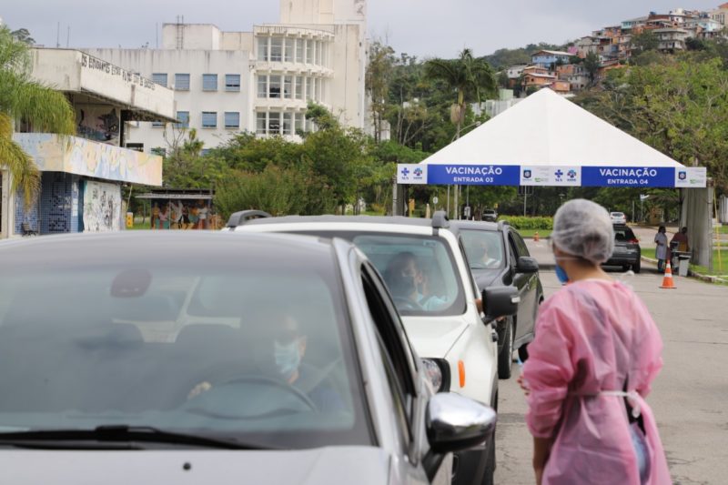 centro de vacinação drive thur