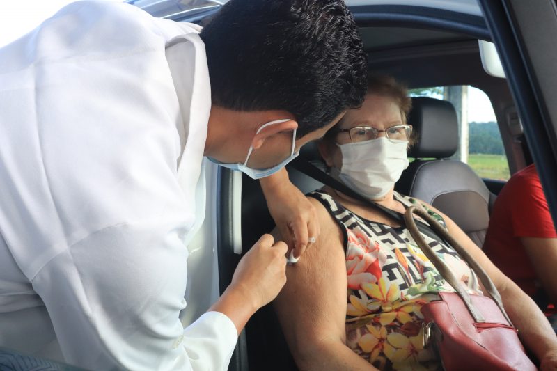 idosa recebe vacina contra a Covid-19