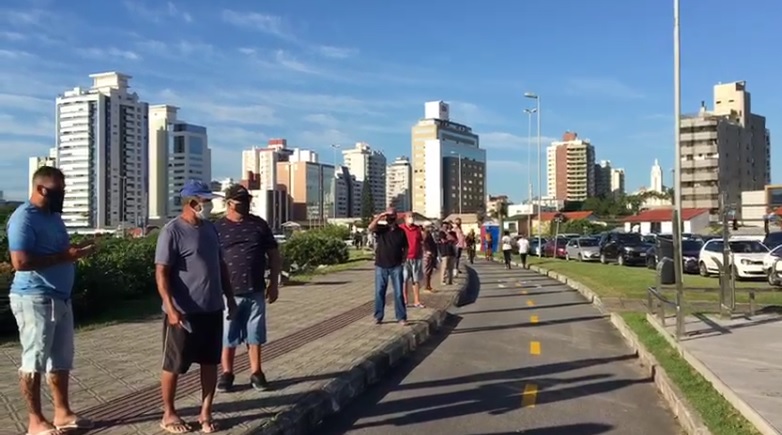 Movimento no ponto de vacinação para pedestres na Beira-mar Continental já era grande antes das 9h desta quinta-feira (15)